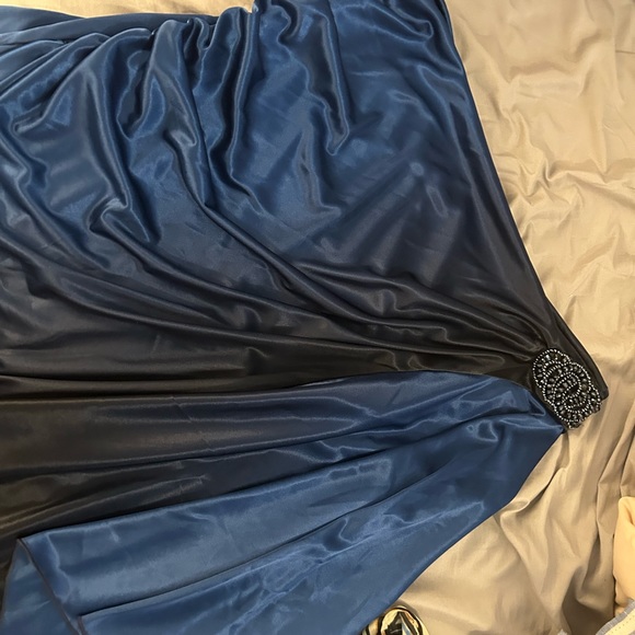 Off the shoulder gorgeous dressy dress -above the knee - Picture 4 of 4